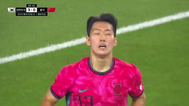 2025 동아시아 축구 열전: 대한민국 vs 중국 경기 하이라이트와 주요 순간들! - 장면 3