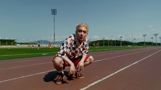 새 앨범 발매! 도경수 'SING ALONG!' MV 전격 분석 - 장면 2