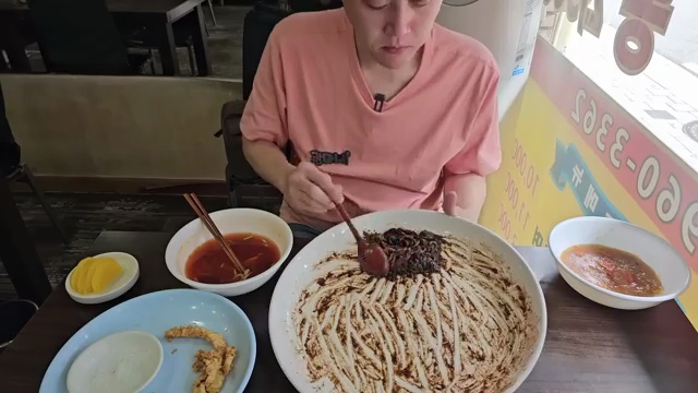 이 가격 실화? 51년 전통의 서울 중식당 대왕짜장면과 노부부의 이야기! - 장면 2