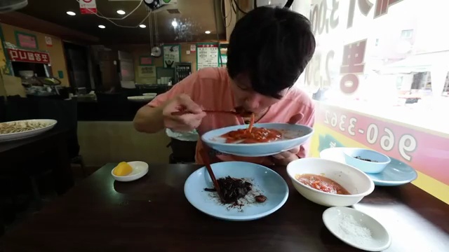 이 가격 실화? 51년 전통의 서울 중식당 대왕짜장면과 노부부의 이야기! - 장면 3