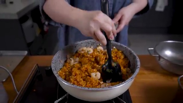 불닭소스로 탄생한 매콤한 계란볶음밥의 비밀, 도전 10인분 조리기! - 장면 2