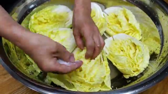 여름철 시원한 김치 맛의 비밀, 김대석 셰프의 덤벙김치 레시피 대공개!