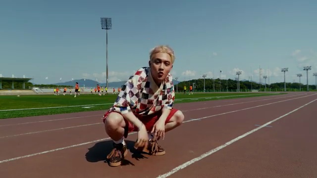 도경수의 첫 정규 앨범 'BLISS' 탐구: 'SING ALONG!' 뮤직비디오로 들어보는 그의 음악적 진화 - 장면 2