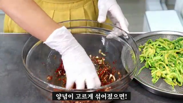여름철 호박 최고의 레시피! 수부지 양장금의 애호박 무침 🌿 - 장면 3