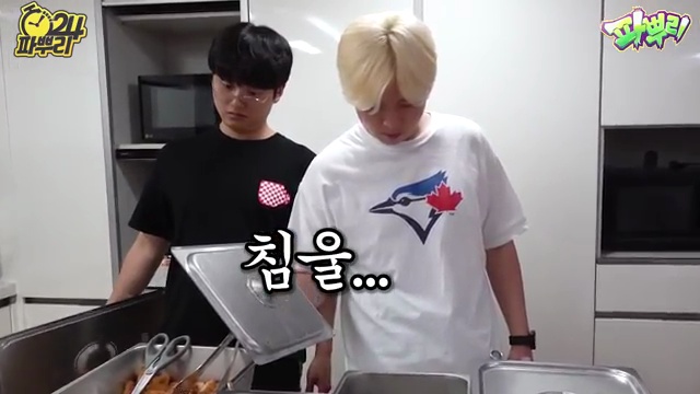 24시간 돈가스 대결! 제육 볶음은 그래도 버틸 수 있을까? 😱 - 장면 2