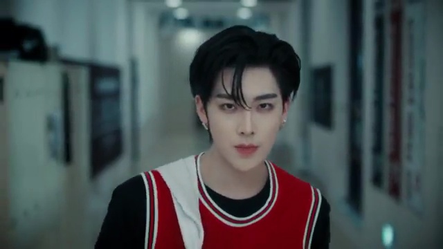 제로베이스원 'SLAM DUNK' MV 리뷰: K-POP 진화의 선봉장! - 장면 2