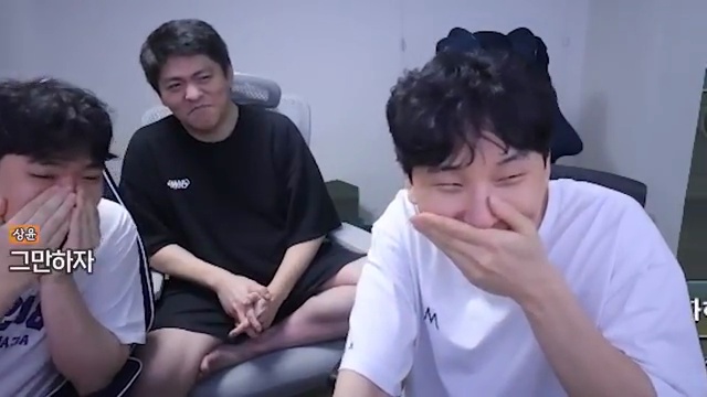 강제 메이플 접는 동아리의 신비한 세상🌟: 고학년들의 게임 이야기! - 장면 3