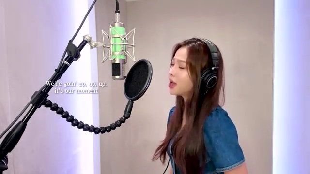 솔지가 불러낸 황금열기: 'Golden - HUNTR/X' 커버 이야기🎤✨ - 장면 2