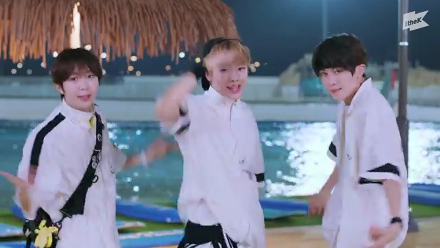 K-Pop의 새 판도를 그린 NCT WISH 'Surf'의 매력적인 여정🌊 - 장면 1
