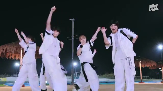 K-Pop의 새 판도를 그린 NCT WISH 'Surf'의 매력적인 여정🌊 - 장면 3