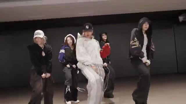 더블랙레이블의 스포트라이트, ALLDAY PROJECT의 'ONE MORE TIME' 춤 연습 영상! - 장면 2