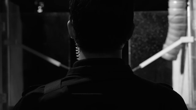 HLE OFFICIAL #5의 마법: Kanye West와 금유시 탐구 🎵🌟 - 장면 2