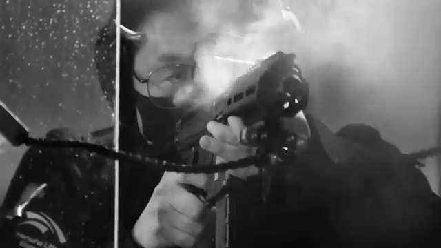 HLE OFFICIAL #5의 마법: Kanye West와 금유시 탐구 🎵🌟 - 장면 3