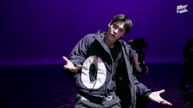 RIIZE의 화려한 무대 'Fame' 탐구: K-POP 원더킬포 최고의 순간! - 장면 1