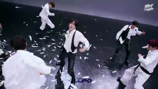 RIIZE의 화려한 무대 'Fame' 탐구: K-POP 원더킬포 최고의 순간! - 장면 2