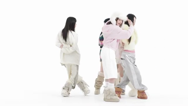 ILLIT (아일릿) 'NOT CUTE ANYMORE’ 퍼포먼스 필름 탐구: 음악에서 비주얼까지 완벽한 진화! - 장면 1