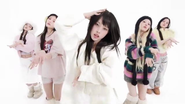 ILLIT (아일릿) 'NOT CUTE ANYMORE’ 퍼포먼스 필름 탐구: 음악에서 비주얼까지 완벽한 진화! - 장면 3